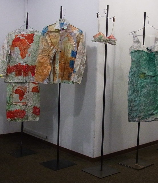 Vêtement de papier exposés chez EBBA Kaynak